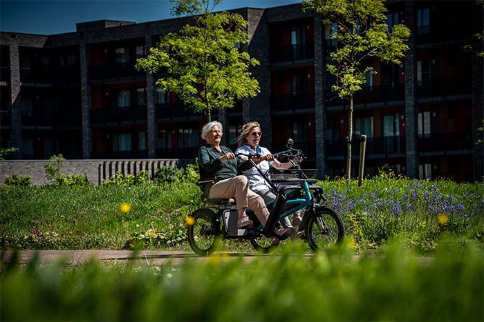 Fietsen in De Open Hof binnentuin