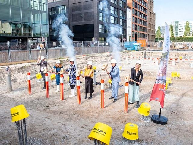 Eerste paal van het Liesbeth List Huis, Oostenburg 16